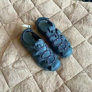 NWT Khombu women’s sandals